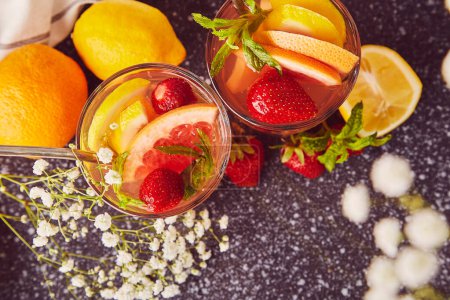 Draufsicht auf ästhetische Sommer helle Grapefruit, Erdbeer-Cocktail-Drink. Gesunder erfrischender vitaminisierter Entgiftungscocktail.