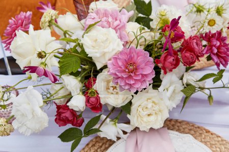 Ramo vibrante con mezcla de dalias rosadas y rosas blancas. Inspiración en el diseño floral y arte botánico.