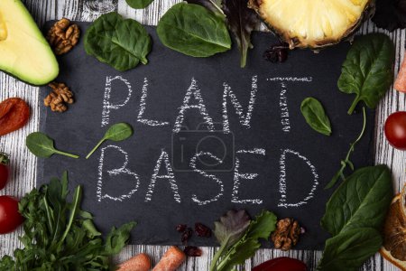 Surtido de verduras frescas, frutas y frutos secos para una dieta equilibrada a base de plantas: el concepto de nutrición completa.