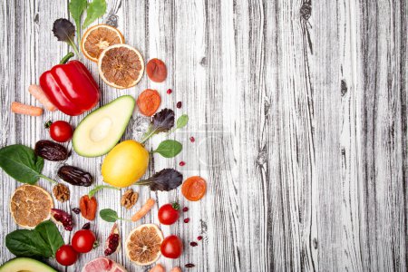 Divers aliments entiers pour régimes à base de plantes sur table rustique. Espace de copie