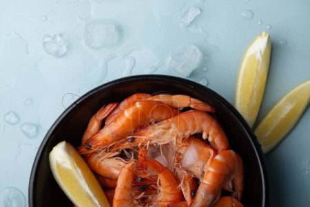 Téléchargez les photos : Plat de crevettes accentué avec citron, promotions restaurant de fruits de mer ou cuisine segment concept - en image libre de droit