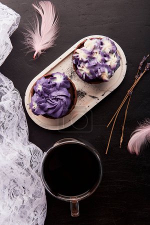 Estética púrpura moda cupcake floral, taza de café. Francés sin postre de azúcar con maltitol. Puesta plana.