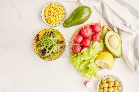 Menü für Low-Carb, FODMAP-Diät. Gemüse, Obst, Gemüse, Oliven. Gesunder Lebensstil.