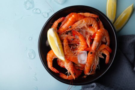 Téléchargez les photos : Servir des crevettes, le goût de la mer, idéal pour les caractéristiques du livre de cuisine ou des articles alimentaires gastronomiques. - en image libre de droit