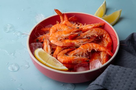 Mariscos recién servidos, gambas cocidas en un tazón de color coral, conceptos gastronómicos o ilustraciones de recetas