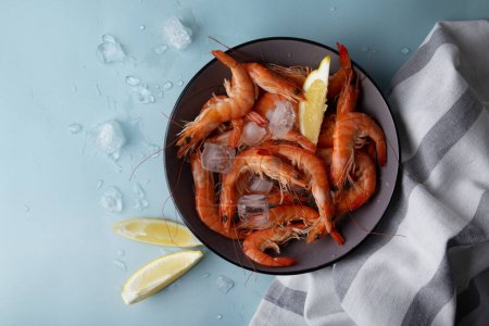Téléchargez les photos : Crevettes fraîches pour les visuels de menu ou blogging culinaire. Espace de copie. - en image libre de droit