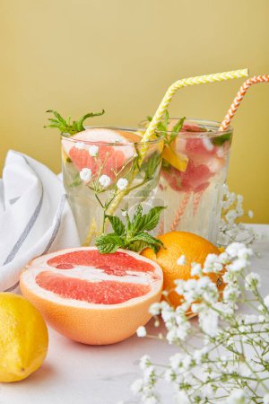 Cocktails d'été esthétiques aux agrumes. Eau de désintoxication vitaminée. Faible teneur en alcool, boissons zéro preuve