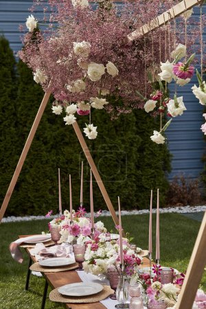 Décor de table rose pour événement de jardin. Inspiration pour les pique-niques de luxe et les fêtes en plein air. Fête jardin d'été.