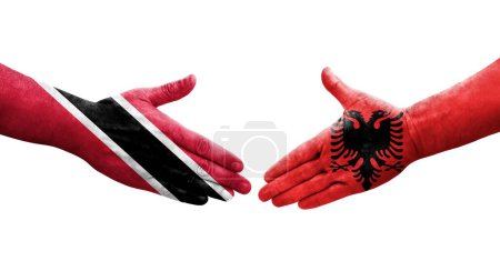 Téléchargez les photos : Poignée de main entre l'Albanie et Trinité Tobago drapeaux peints sur les mains, image transparente isolée. - en image libre de droit