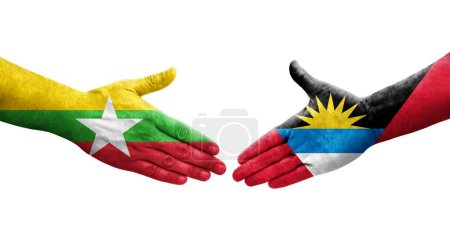 Poignée de main entre Antigua-et-Barbuda et Myanmar drapeaux peints sur les mains, image transparente isolée.