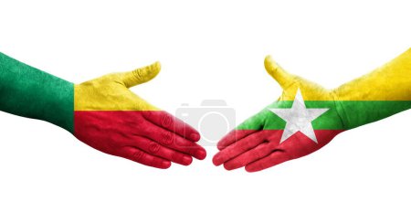 Foto de Apretón de manos entre Benin y Myanmar banderas pintadas en las manos, imagen transparente aislada. - Imagen libre de derechos