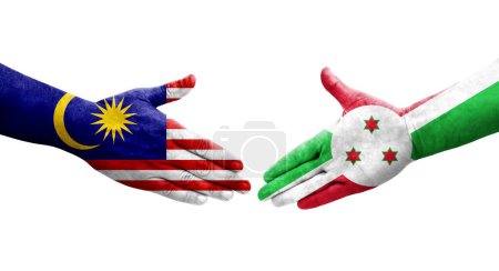 Händedruck zwischen den Flaggen Burundis und Malaysias auf Hände gemalt, isoliertes transparentes Bild.