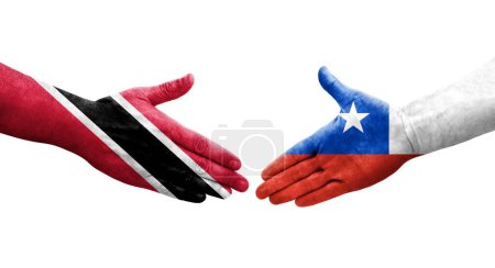 Téléchargez les photos : Poignée de main entre le Chili et Trinité Tobago drapeaux peints sur les mains, image transparente isolée. - en image libre de droit