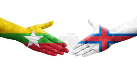 Foto de Apretón de manos entre las Islas Feroe y Myanmar banderas pintadas en las manos, imagen transparente aislada. - Imagen libre de derechos