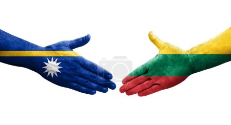 apretón de manos entre Lituania y banderas de Nauru pintadas en las manos, imagen transparente aislada.