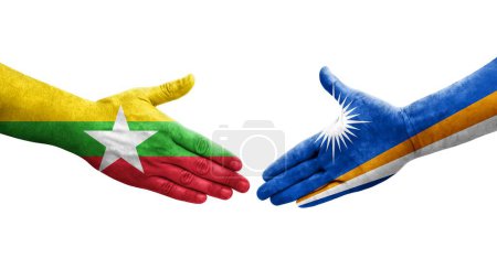 Foto de Apretón de manos entre las Islas Marshall y Myanmar banderas pintadas en las manos, imagen transparente aislada. - Imagen libre de derechos