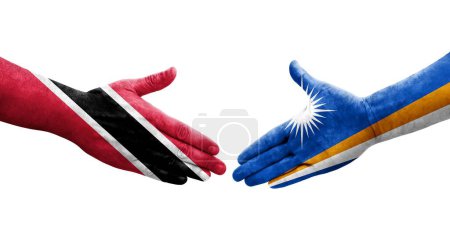 Téléchargez les photos : Poignée de main entre les îles Marshall et Trinité Tobago drapeaux peints sur les mains, image transparente isolée. - en image libre de droit