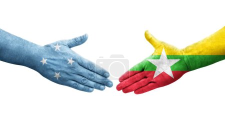 Foto de Apretón de manos entre Micronesia y Myanmar banderas pintadas en las manos, imagen transparente aislada. - Imagen libre de derechos