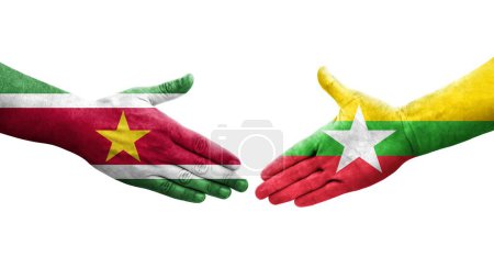 Foto de Apretón de manos entre Myanmar y Surinam banderas pintadas en las manos, imagen transparente aislada. - Imagen libre de derechos