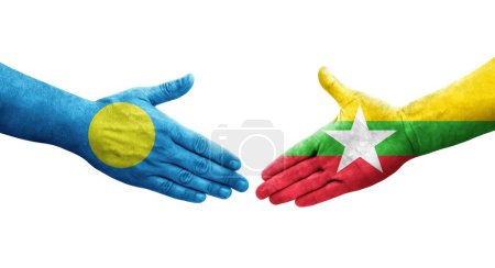 Foto de Apretón de manos entre Myanmar y Palau banderas pintadas en las manos, imagen transparente aislada. - Imagen libre de derechos