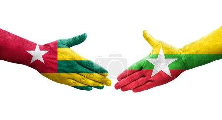 Foto de Apretón de manos entre Myanmar y Togo banderas pintadas en las manos, imagen transparente aislada. - Imagen libre de derechos