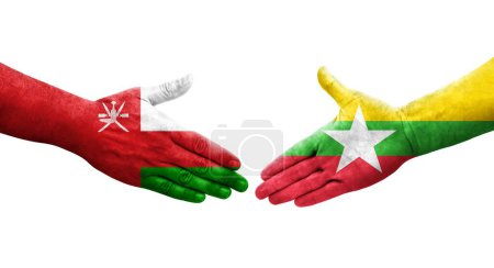 Foto de Apretón de manos entre Myanmar y Omán banderas pintadas en las manos, imagen transparente aislada. - Imagen libre de derechos