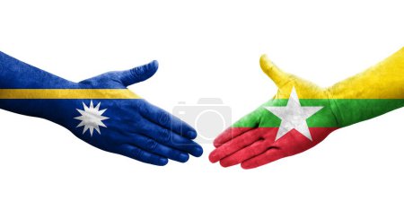 Foto de Apretón de manos entre Myanmar y banderas de Nauru pintadas en las manos, imagen transparente aislada. - Imagen libre de derechos