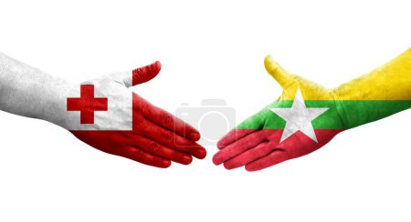 Foto de Apretón de manos entre Myanmar y Tonga banderas pintadas en las manos, imagen transparente aislada. - Imagen libre de derechos