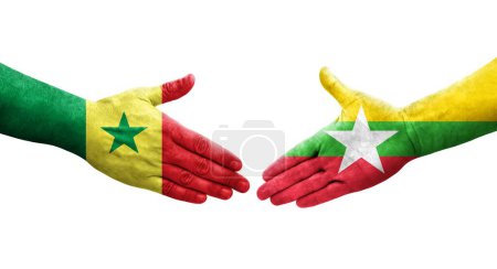 Foto de Apretón de manos entre Myanmar y Senegal banderas pintadas en las manos, imagen transparente aislada. - Imagen libre de derechos