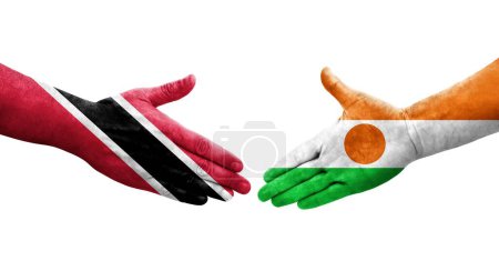 Händedruck zwischen Flaggen aus Niger und Trinidad Tobago, auf Hände gemalt, isoliertes transparentes Bild.