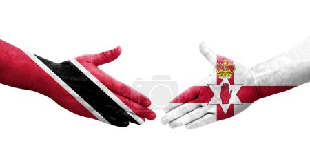 Téléchargez les photos : Poignée de main entre l'Irlande du Nord et Trinité Tobago drapeaux peints sur les mains, image transparente isolée. - en image libre de droit