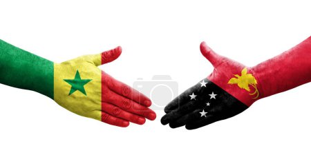 Téléchargez les photos : Poignée de main entre la Papouasie-Nouvelle Guinée et le Sénégal drapeaux peints sur les mains, image transparente isolée. - en image libre de droit