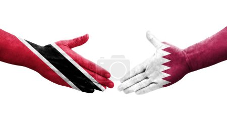 Téléchargez les photos : Poignée de main entre le Qatar et Trinité Tobago drapeaux peints sur les mains, image transparente isolée. - en image libre de droit
