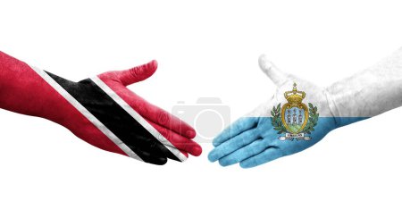 Téléchargez les photos : Poignée de main entre les drapeaux de Saint-Marin et Trinité Tobago peints sur les mains, image transparente isolée. - en image libre de droit