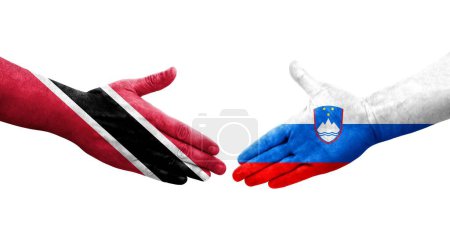 Téléchargez les photos : Poignée de main entre la Slovénie et Trinité Tobago drapeaux peints sur les mains, image transparente isolée. - en image libre de droit