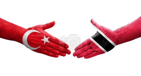 Téléchargez les photos : Poignée de main entre Trinité Tobago et la Turquie drapeaux peints sur les mains, image transparente isolée. - en image libre de droit