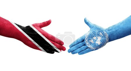 Téléchargez les photos : Poignée de main entre les drapeaux des Nations Unies et de Trinité Tobago peints sur les mains, image transparente isolée. - en image libre de droit