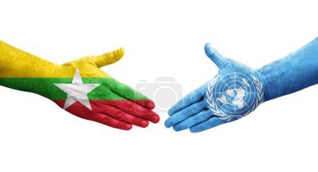 Foto de Apretón de manos entre las Naciones Unidas y Myanmar banderas pintadas en las manos, imagen transparente aislada. - Imagen libre de derechos