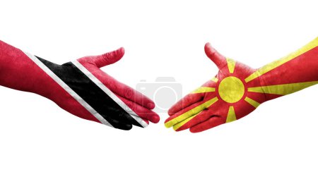 Téléchargez les photos : Poignée de main entre la Macédoine du Nord et Trinité Tobago drapeaux peints sur les mains, image transparente isolée. - en image libre de droit