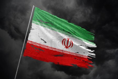 Téléchargez les photos : Iran drapeau déchiré sur fond de ciel sombre. - en image libre de droit