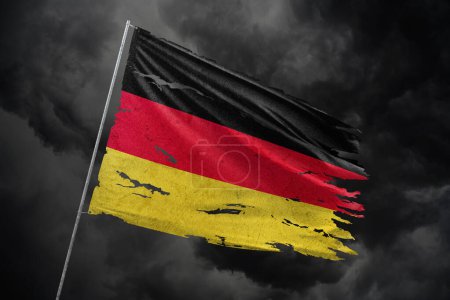 Téléchargez les photos : Allemagne drapeau déchiré sur fond de ciel sombre. - en image libre de droit