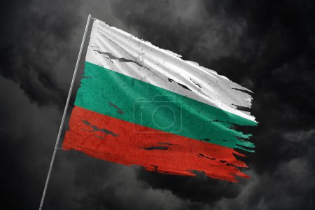 Téléchargez les photos : Bulgarie drapeau déchiré sur fond de ciel sombre. - en image libre de droit