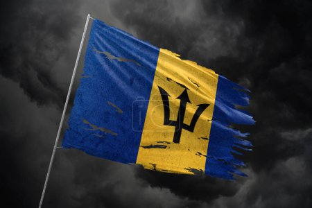 Téléchargez les photos : Barbade déchiré drapeau sur fond de ciel sombre. - en image libre de droit