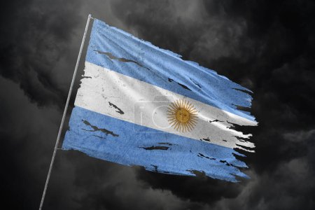 Téléchargez les photos : Argentine déchiré drapeau sur fond de ciel sombre. - en image libre de droit
