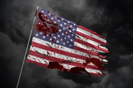 USA zerrissene Flagge auf dunklem Himmelshintergrund mit Blutflecken.