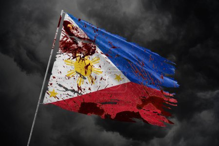 Téléchargez les photos : Philippines déchiré drapeau sur fond de ciel sombre avec des taches de sang. - en image libre de droit