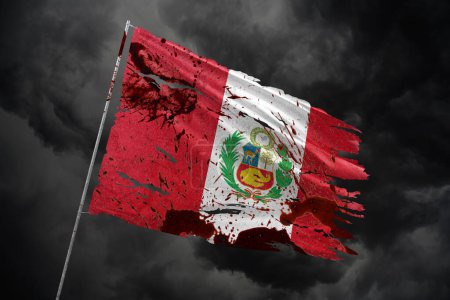 Peru zerrissene Flagge auf dunklem Himmelshintergrund mit Blutflecken.