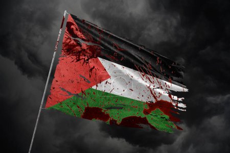 Téléchargez les photos : Palestine déchiré drapeau sur fond de ciel sombre avec des taches de sang. - en image libre de droit