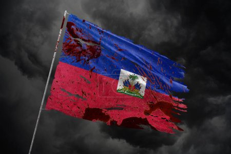 Haiti zerrissene Flagge vor dunklem Himmel mit Blutflecken.
