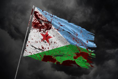 Dschibuti zerrissene Flagge vor dunklem Himmel mit Blutflecken.